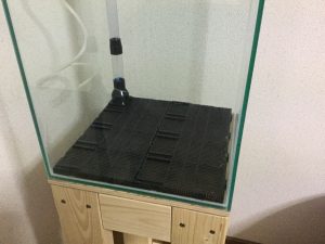 フィルターと水槽台 30cmキューブ水槽にジャストサイズの底面フィルター