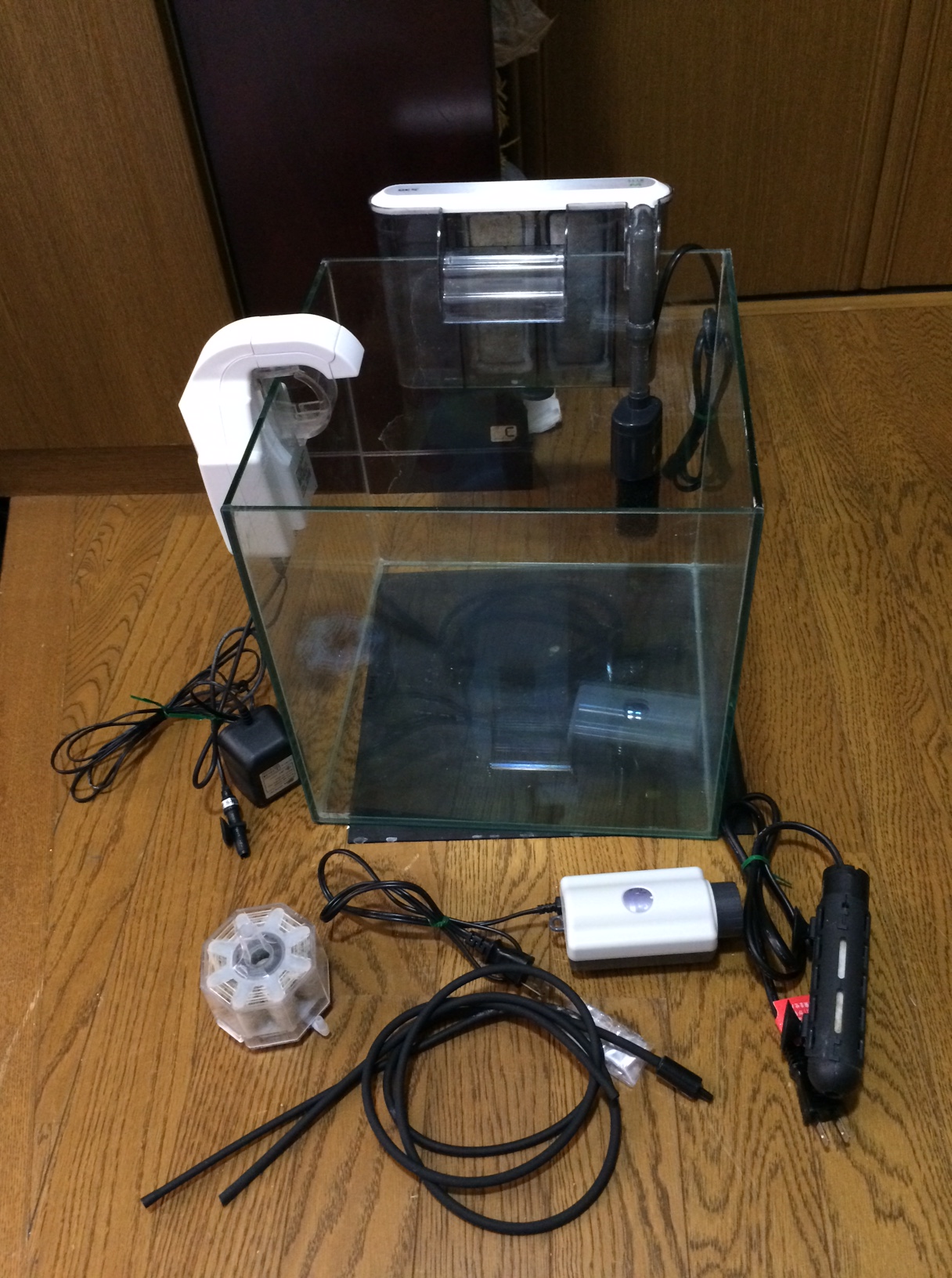 東京都中野区のお客様よりGEX(ジェックス)30cmキューブ水槽、水槽台等アクアリウム用品一式を完全無償にてお引き取り(回収)しました