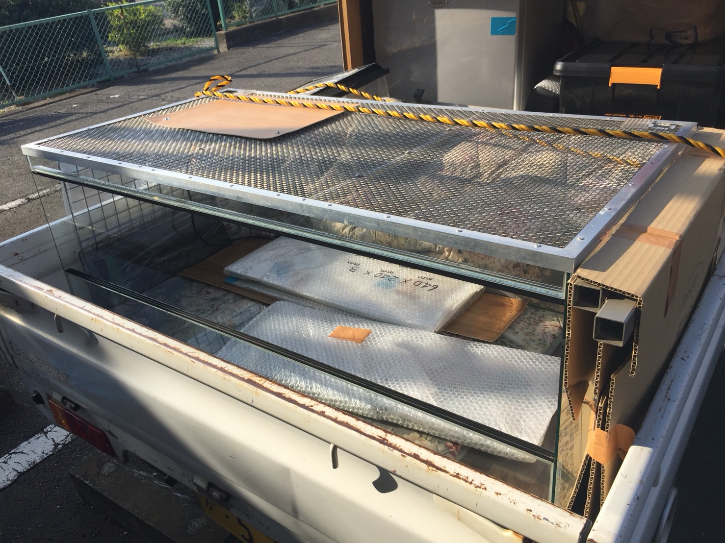 神奈川県相模原市のお客様より120cm爬虫類ガラスケージ、エサ用小型冷蔵庫等、完全無償にてお引き取り(回収)しました